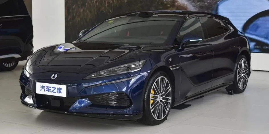Denza Z9 GT: потужніший за Zeekr 001, але дешевший за конкурента