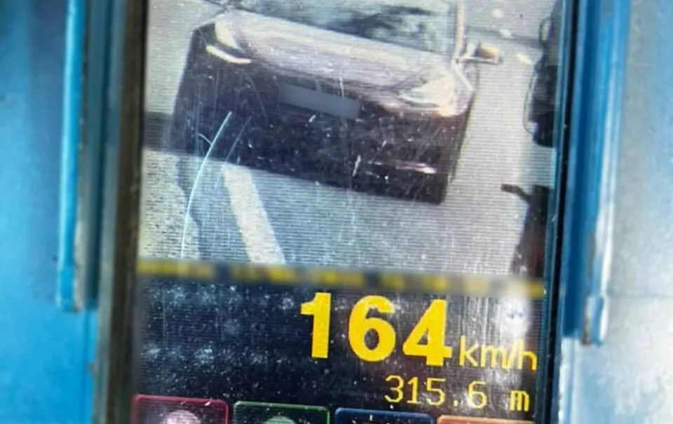 Tesla на Тернопільщині: 164 км/год у селі та штраф 17 000 грн