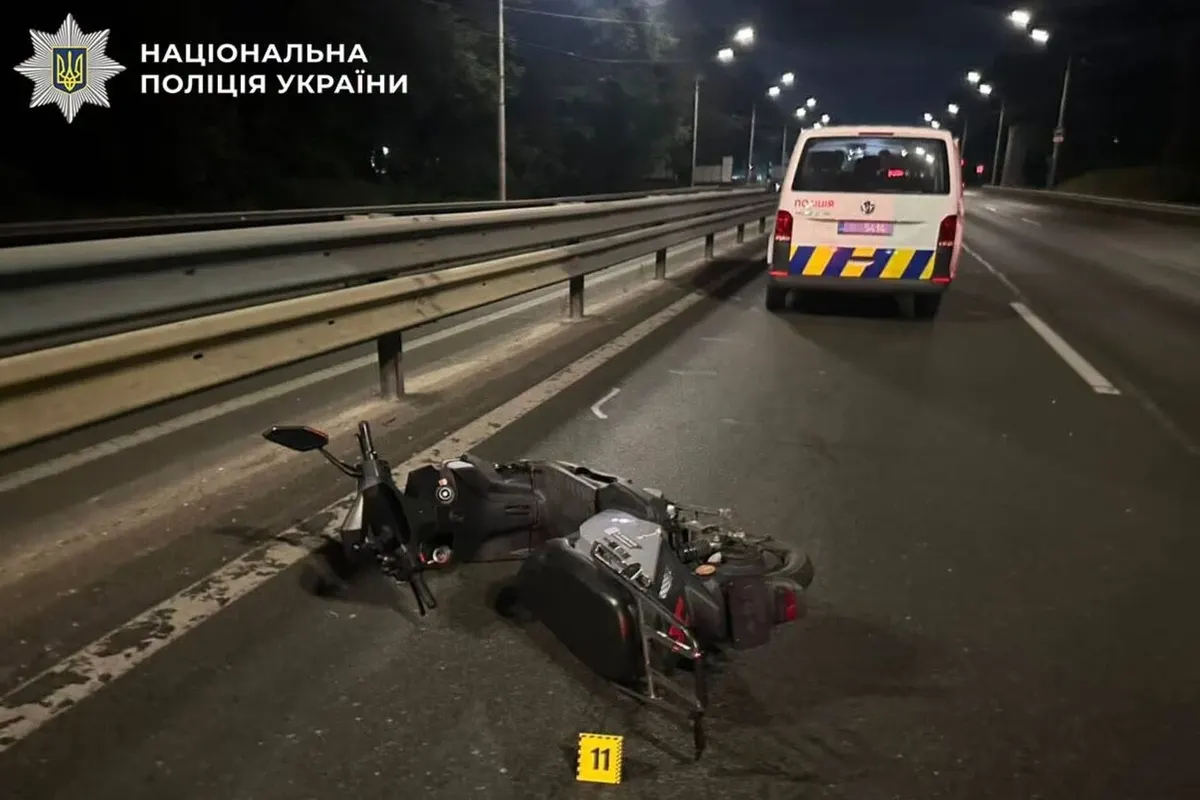 Смертельна ДТП у Києві: водій Toyota Camry проїхав на червоне та вбив скутериста