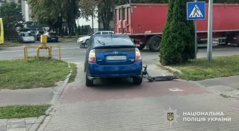 У Львові Toyota Prius зіткнулася із самокатом: постраждалу госпіталізували