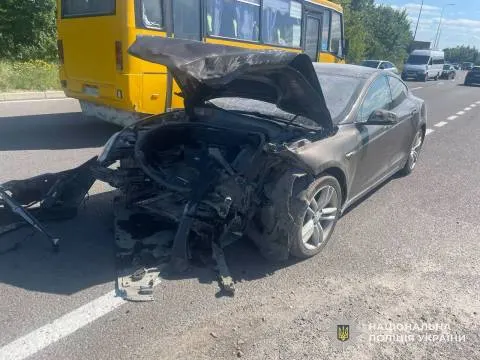 Tesla проти Chevrolet у Пустомитах: Aveo згорів, троє постраждалих