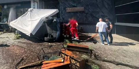 У Києві BMW влетіли в терасу кафе: постраждав водій