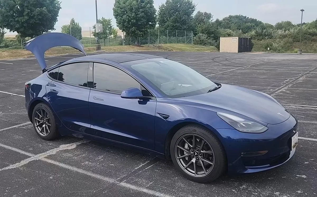 Сонячна плівка на даху Tesla Model 3: 250 Вт із кузова за 450 доларів