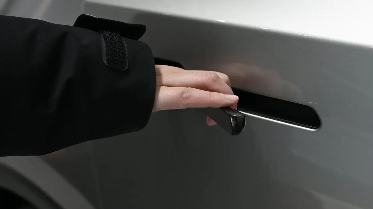 Китай відкликає майже 3 млн Tesla: приховані ручки стають проблемою