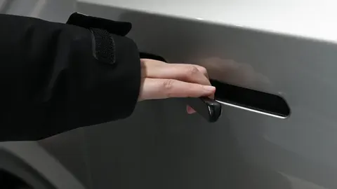 Китай відкликає майже 3 млн Tesla: приховані ручки стають проблемою