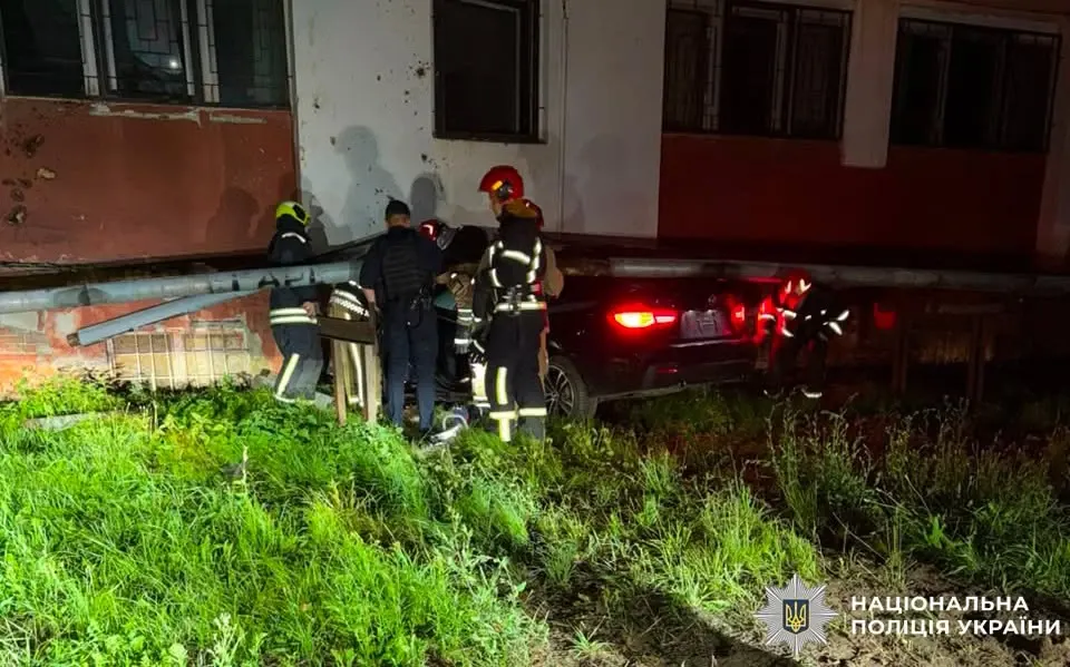 Нічна ДТП на Львівщині: BMW врізався в будівлю, водій загинув