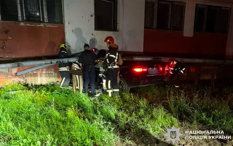 Нічна ДТП на Львівщині: BMW врізався в будівлю, водій загинув