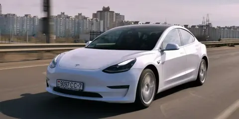 Tesla відкликає понад 20 тисяч авто через надто яскраві фари