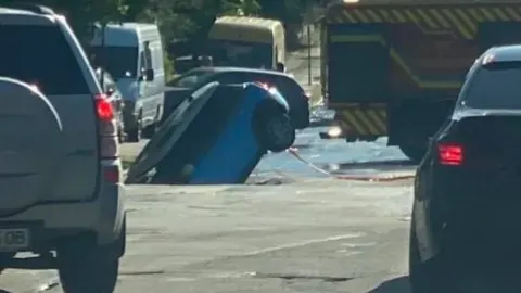 У Києві Mini Cooper провалився під асфальт: деталі інциденту