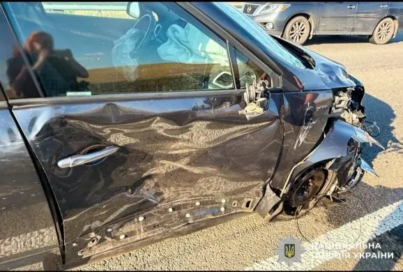 На Рівненщині мотоцикліст без прав врізався в Renault: постраждали двоє
