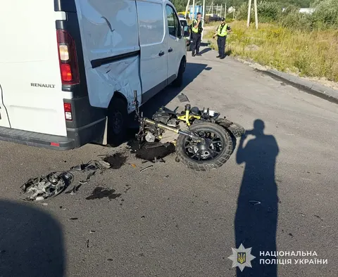 ДТП на трасі Львів-Жовква: мотоцикліст у лікарні після зіткнення з Renault Trafi