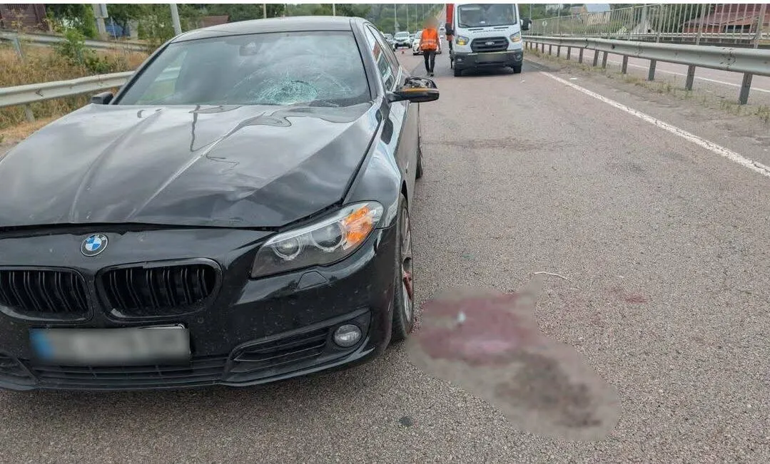 На Київ—Чоп BMW збив розмітника: деталі ДТП на Рівненщині