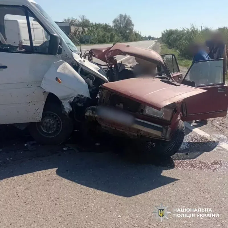 На Буковині ВАЗ не розминувся з Mercedes Sprinter: водія госпіталізували