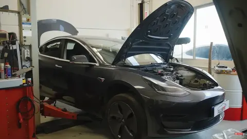 Tesla перевіряє 1,2 млн автівок через підвіску: які моделі під загрозою