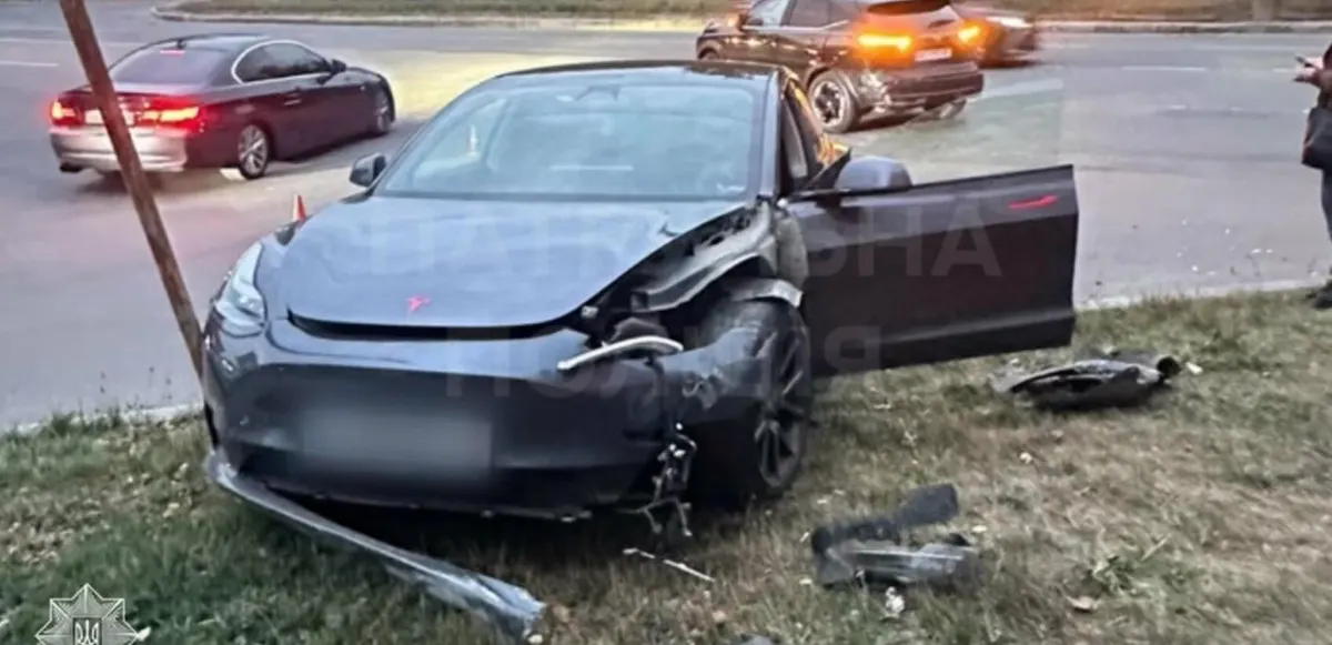 У Тернополі Tesla врізалася в Nissan, але протокол виписали водієві Nissan