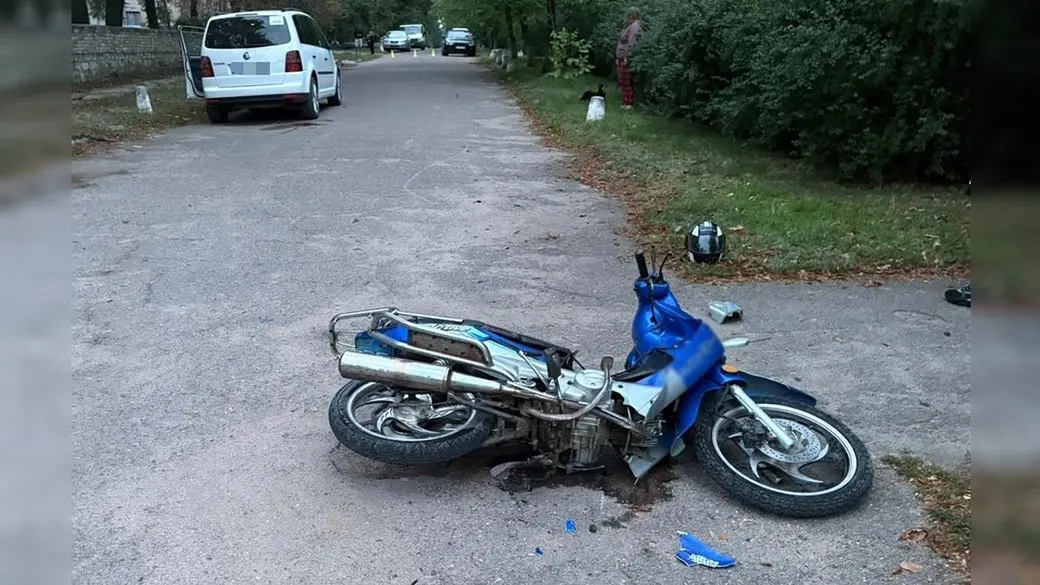 У Бобринці мінівен зіткнувся з мотоциклом: 14-річний водій загинув