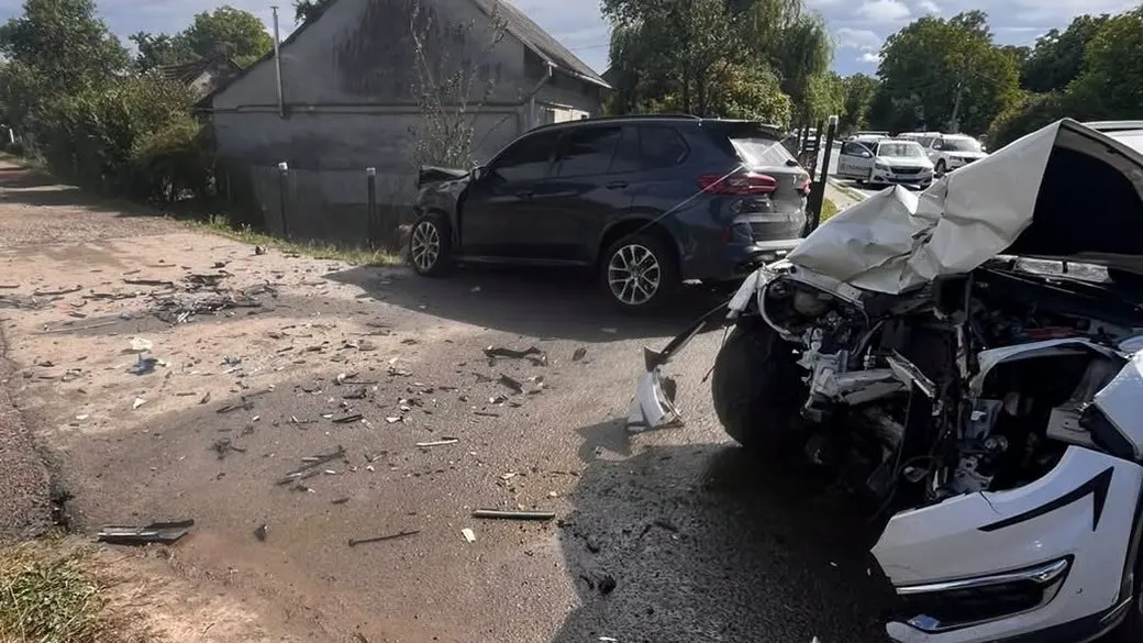 На Львівщині зіткнулися Jetour X70 та BMW: двоє травмованих