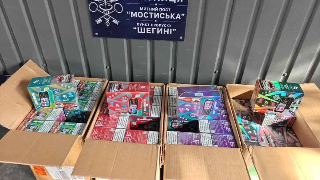 Вейпи на 400 тисяч: львівські митники знайшли схованку в авто для ЗСУ