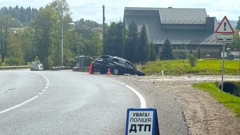 Лобове зіткнення Volvo та Peugeot на Франківщині: травмовано чотирьох, серед них дитина