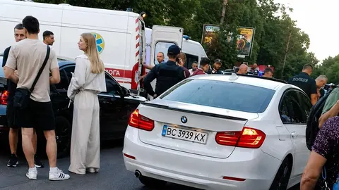 У Львові два BMW збили батька з донькою на переході: що відомо про стан постражд
