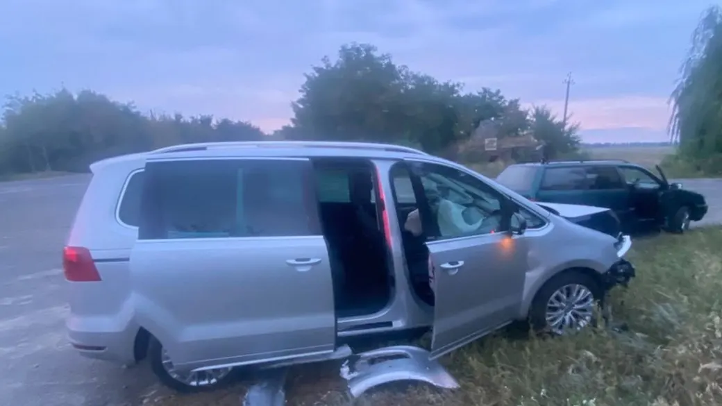 Лобове зіткнення Volkswagen Sharan і Skoda Octavia на Черкащині: двоє травмованих