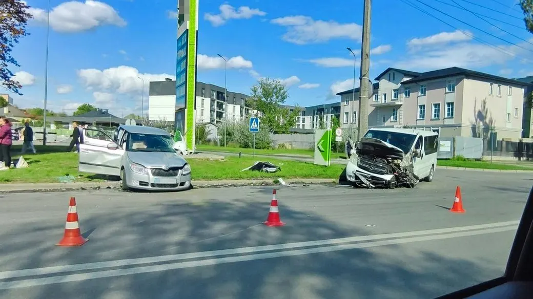 У Луцьку зіткнулися Opel і Skoda: двоє чоловіків у лікарні