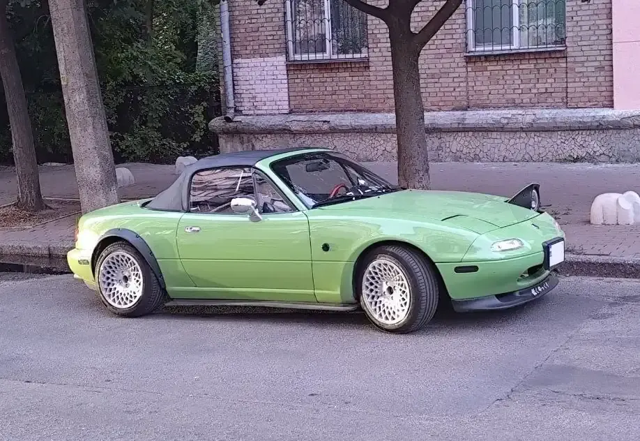 У Києві помітили культовий Mazda MX-5 першого покоління