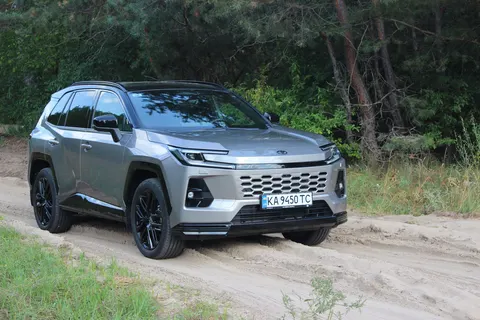 Toyota RAV4 нового покоління: гібридний бестселер у деталях