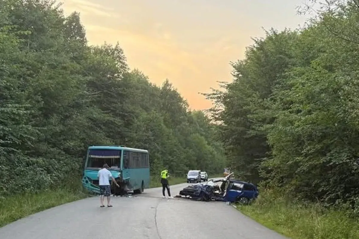 На Львівщині Skoda Octavia врізалася в автобус: 11 постраждалих