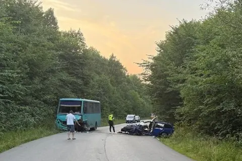 На Львівщині Skoda Octavia врізалася в автобус: 11 постраждалих