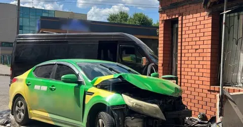 У Харкові зіткнулися рейсовий автобус і Kia K5: п'ятеро постраждалих