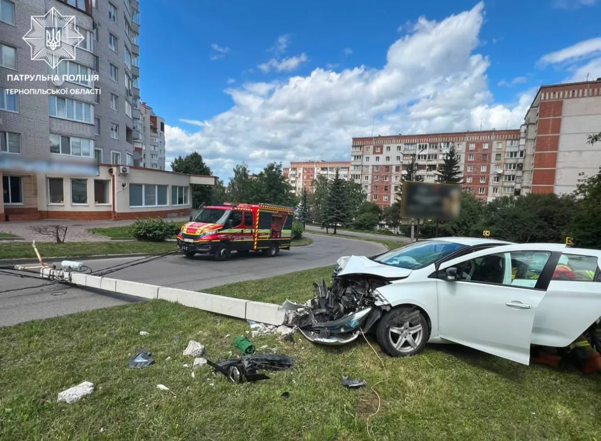 Renault влетів в опору в Тернополі: рух перекривали на дві години