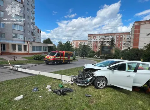 Renault влетів в опору в Тернополі: рух перекривали на дві години
