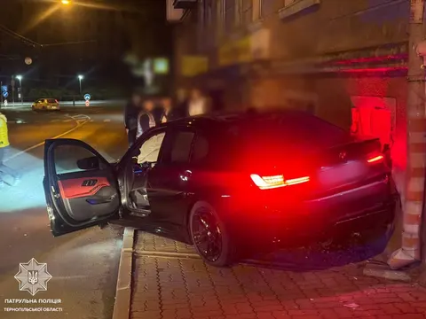 У Тернополі 19-річний водій BMW без прав в'їхав у будівлю