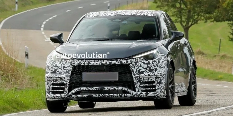 Lexus LBX Morizo RR 2027: карбоновий дах і новий задній спойлер помічені на тестах
