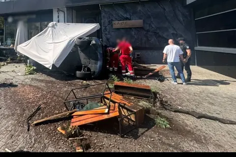 BMW зніс терасу біля «Палацу Україна»: за кермом був засуджений за смертельну ДТ