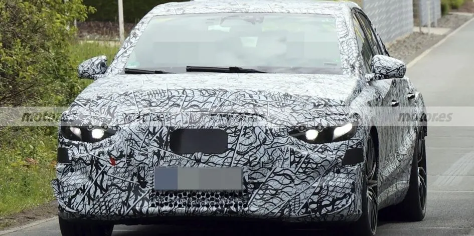 Mercedes-AMG тестує електричний седан: майже 900 к.с. і до 700 км запасу ходу