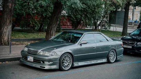 Київ: культова Toyota Mark II 90-х у яскравому тюнінгу
