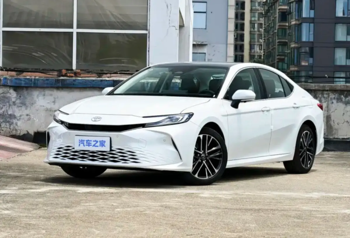 Toyota Camry оновилася: новий салон і гібриди до $26 000