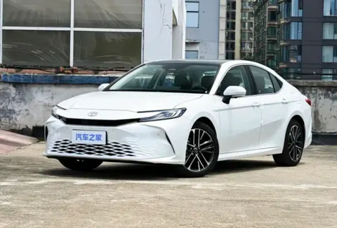 Toyota Camry оновилася: новий салон і гібриди до $26 000