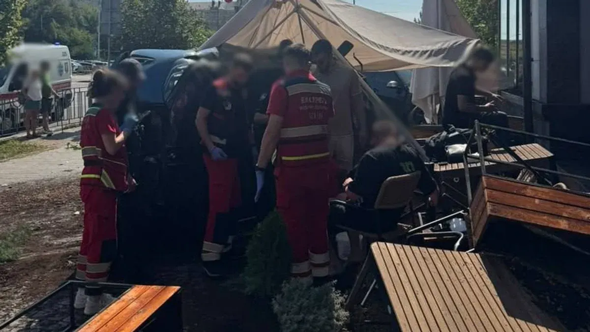 Два BMW розтрощили терасу ресторану в центрі Києва: деталі ДТП
