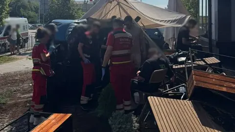 Два BMW розтрощили терасу ресторану в центрі Києва: деталі ДТП