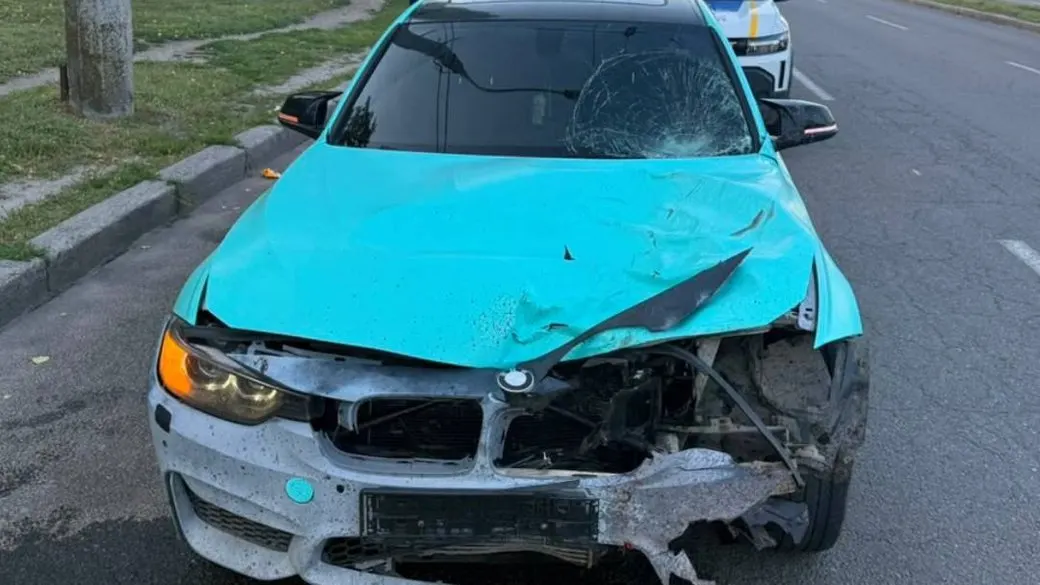 У Харкові п'яний водій BMW збив на переході чоловіка на самокаті