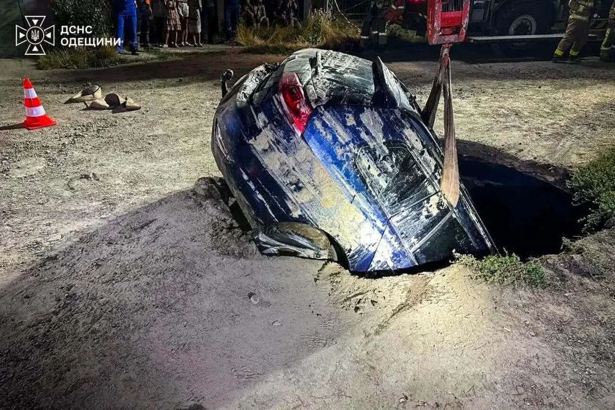 В Одесі автівка провалилася під асфальт: водій встиг вискочити