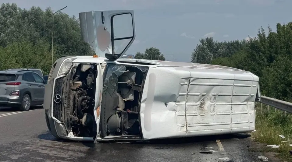 Перекинутий Mercedes Sprinter у Рованцях: 19-річний водій не впорався з кермом