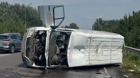Перекинутий Mercedes Sprinter у Рованцях: 19-річний водій не впорався з кермом