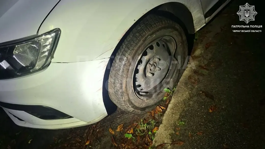 У Чернігові водій Renault Logan втік від патрульних і протаранив паркан