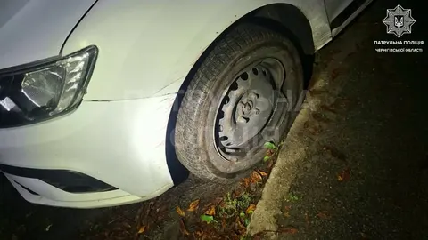 У Чернігові водій Renault Logan втік від патрульних і протаранив паркан