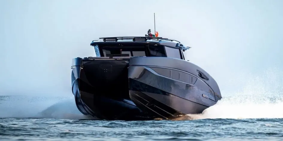 Brabus Ultima 55: катамаран із баром та 1450 силами