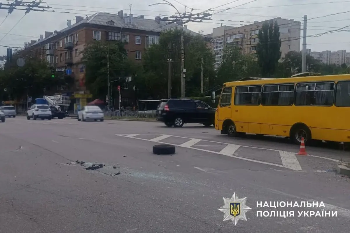 ДТП на Вишгородській: мікроавтобус з медичними маячками проїхав на червоне